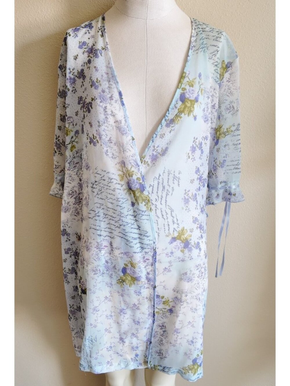 Secret Treasures robe floral size small